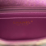 Sac Mini Rectangular Flap Chanel en agneau irisé violet, avec accastillage doré clair