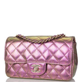 Sac Mini Rectangular Flap Chanel en agneau irisé violet, avec accastillage doré clair