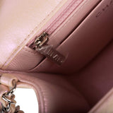 Sac à rabat carré mini Chanel en agneau irisé rose, finitions argentées