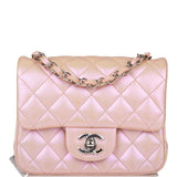 Sac à rabat carré mini Chanel en agneau irisé rose, finitions argentées
