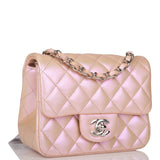 Sac à rabat carré mini Chanel en agneau irisé rose, finitions argentées