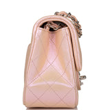 Sac à rabat carré mini Chanel en agneau irisé rose, finitions argentées