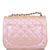 Sac à rabat carré mini Chanel en agneau irisé rose, finitions argentées