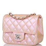 Sac à rabat carré mini Chanel en agneau irisé rose, finitions argentées
