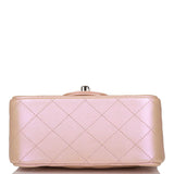 Sac à rabat carré mini Chanel en agneau irisé rose, finitions argentées