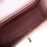 Sac à rabat carré mini Chanel en agneau irisé rose, finitions argentées