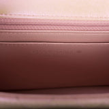 Sac à rabat carré mini Chanel en agneau irisé rose, finitions argentées
