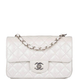 Sac Mini Rectangulaire à Rabat Chanel en Agneau Métallisé Blanc avec Détails Argentés