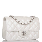 Sac Mini Rectangulaire à Rabat Chanel en Agneau Métallisé Blanc avec Détails Argentés
