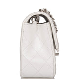 Sac Mini Rectangulaire à Rabat Chanel en Agneau Métallisé Blanc avec Détails Argentés