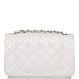 Sac Mini Rectangulaire à Rabat Chanel en Agneau Métallisé Blanc avec Détails Argentés
