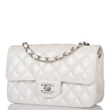 Sac Mini Rectangulaire à Rabat Chanel en Agneau Métallisé Blanc avec Détails Argentés