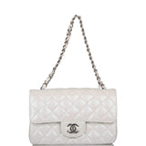 Sac Mini Rectangulaire à Rabat Chanel en Agneau Métallisé Blanc avec Détails Argentés