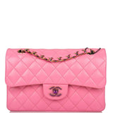 Sac à rabat double classique Chanel petit, en agneau matelassé rose, avec finitions métalliques arc-en-ciel