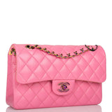 Sac à rabat double classique Chanel petit, en agneau matelassé rose, avec finitions métalliques arc-en-ciel