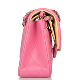 Sac à rabat double classique Chanel petit, en agneau matelassé rose, avec finitions métalliques arc-en-ciel
