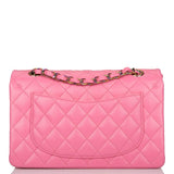 Sac à rabat double classique Chanel petit, en agneau matelassé rose, avec finitions métalliques arc-en-ciel