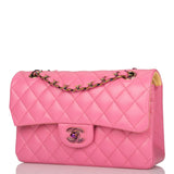 Sac à rabat double classique Chanel petit, en agneau matelassé rose, avec finitions métalliques arc-en-ciel