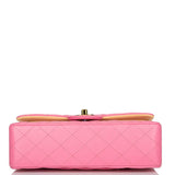 Sac à rabat double classique Chanel petit, en agneau matelassé rose, avec finitions métalliques arc-en-ciel