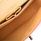 Sac à rabat double classique Chanel petit, en agneau matelassé rose, avec finitions métalliques arc-en-ciel