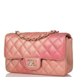 Sac bandoulière Chanel Mini Classic Flap rectangulaire en agneau métallisé matelassé rose ombré, finitions dorées claires