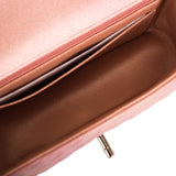 Sac bandoulière Chanel Mini Classic Flap rectangulaire en agneau métallisé matelassé rose ombré, finitions dorées claires