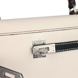 Hermes Commande Spéciale (HSS) Kelly Sellier 25 Nata et Noir Chevre Mysore Métal Ruthénium Brossé