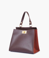 Mini sac à main en daim marron foncé avec poignée et fermoir avant pour femme